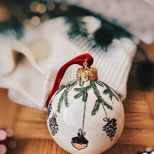 Porzellan Christbaumkugel Nüsse & Tannenzapfen Baum Christbaumschmuck Weihnachten Baumschmuck Weihnachtskugel rot grün Keramik Handarbeit
