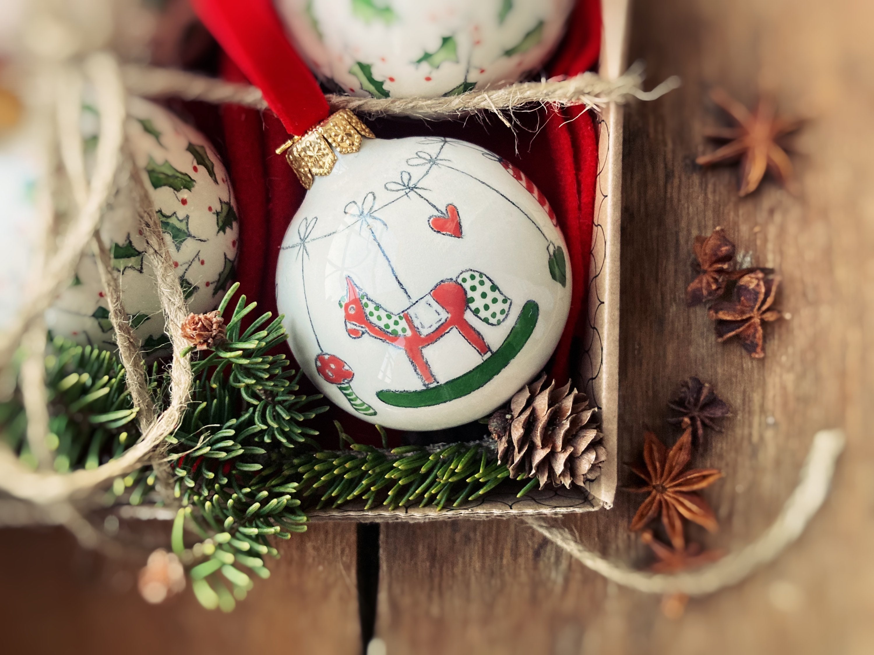 Porcelaine Noël Arbre Boule Rocking Cheval de Décoration de Rouge Vert Céramique Faite à La Main