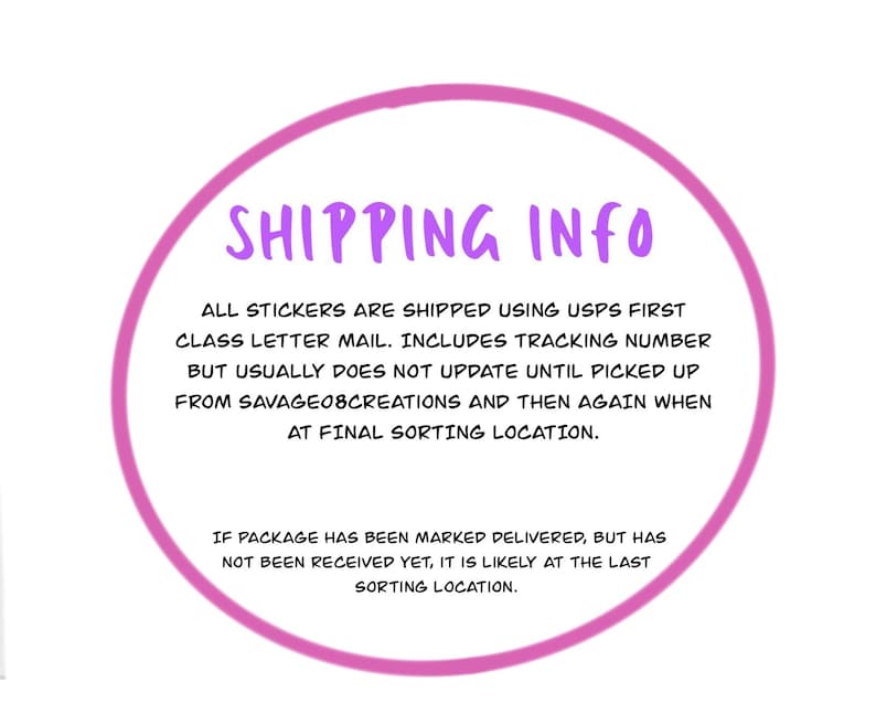 K&ouml;nnte beinhalten: Wei&szlig;er Hintergrund mit einem rosa Kreis, der den Text "SHIPPING INFO" in Lila enth&auml;lt. Der Text erkl&auml;rt den Versandprozess f&uuml;r Aufkleber, einschlie&szlig;lich USPS First Class Letter Mail und Tracking-Informationen.