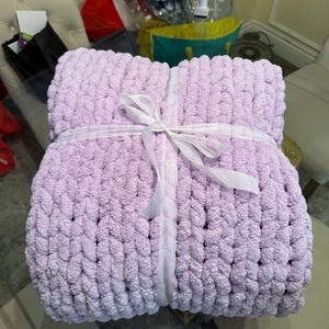Coperta piccola e accogliente lavorata a mano