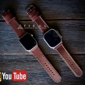 Puede incluir: Dos correas de reloj de cuero marrón con hebillas plateadas y esferas, exhibidas sobre una superficie de madera oscura. Las correas tienen costuras blancas y una serie de agujeros. El texto "TIKAL LEATHER PATTERNS" es visible. Un logotipo de YouTube y PDF está en la parte inferior izquierda.
