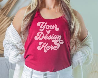 Puede incluir: Un top rojo sin mangas con un gráfico rosa que dice "Your Design Here" en una fuente retro.