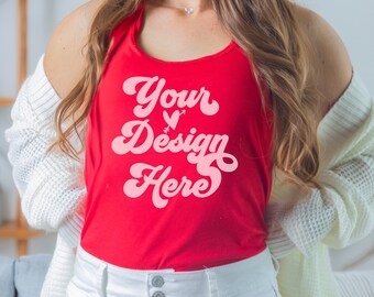 Puede incluir: Un top rojo sin mangas con el texto "Your Design Here" en letras rosas. El top tiene un escote redondo y es sin mangas.