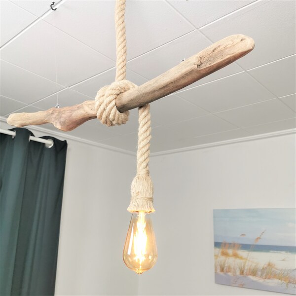 Plafondlamp van drijfhout van het eiland Rügen