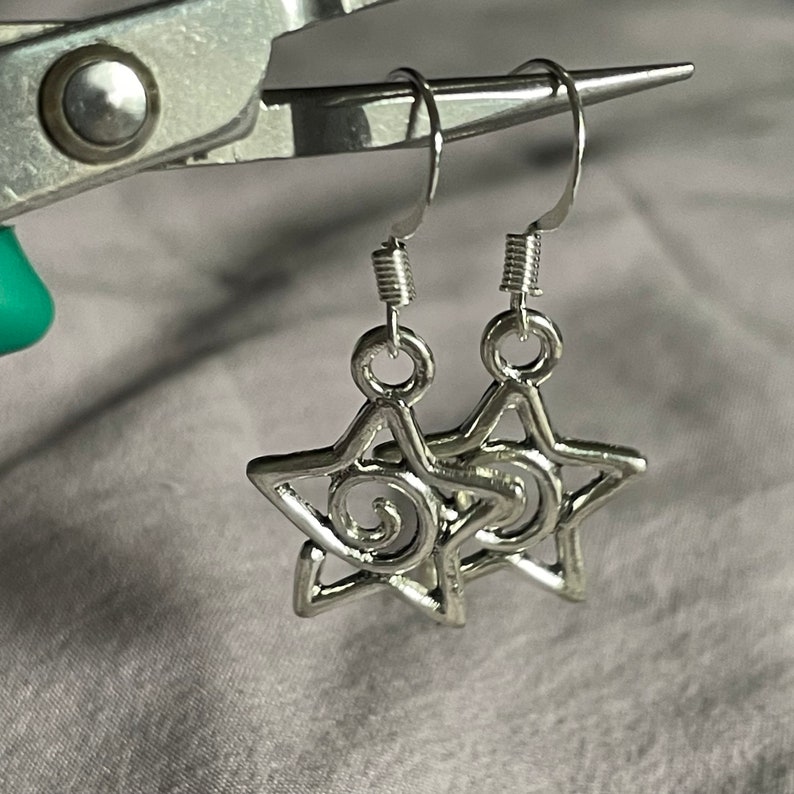 Whimsygoth Silber Swirly Stern Ohrringe | Himmlischer Fairycore Cottagecore Indie Kokette Einzigartiger Niedlicher Gotischer Handgemachter Schmuck Bild 1