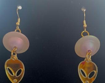 Alien and ship with glow effect and reflective aliens