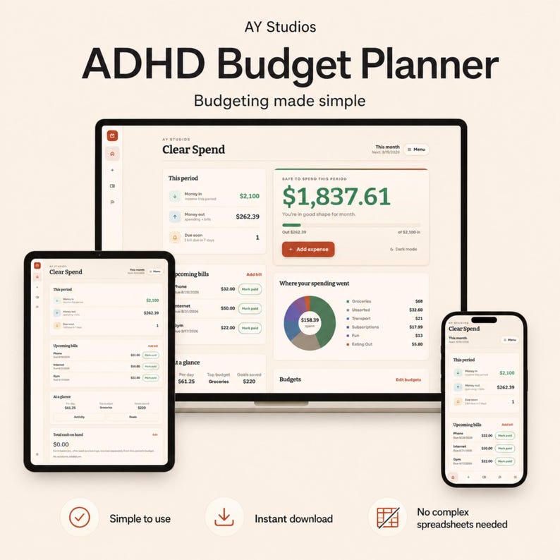 Pode incluir: Um planejador de or&ccedil;amento TDAH digital da AY Studios exibido em um laptop, tablet e smartphone. A interface apresenta um painel Clear Spend com resumos financeiros, contas a pagar, um gr&aacute;fico de pizza e ferramentas de or&ccedil;amento.