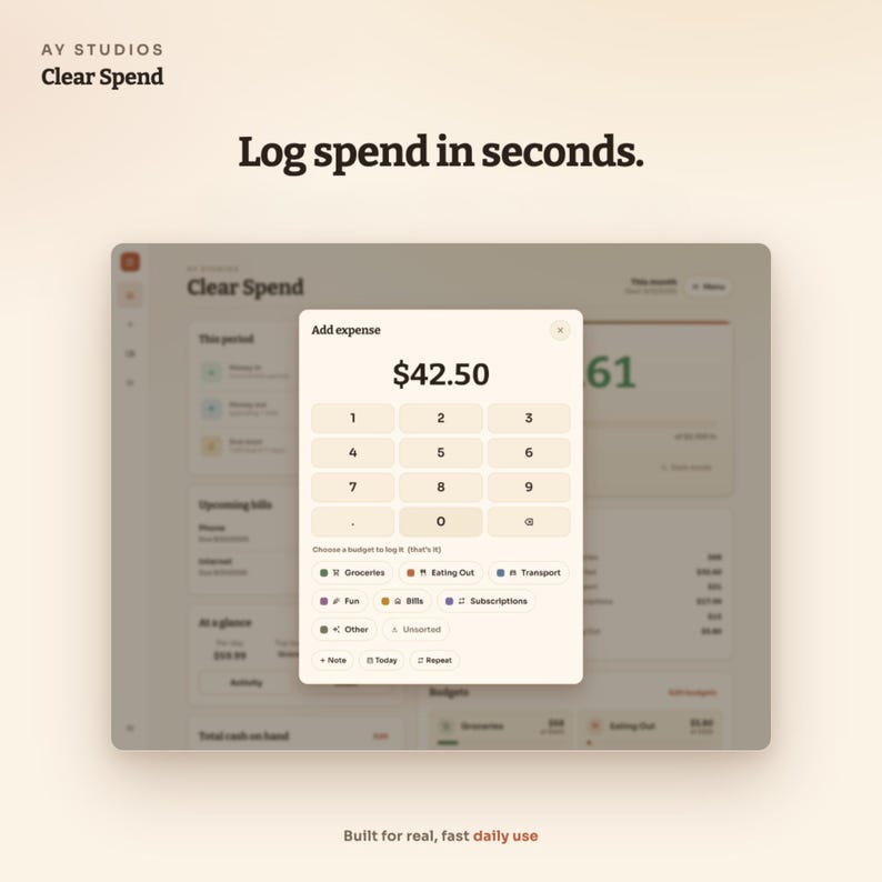 Pode incluir: Uma interface digital para a aplica&ccedil;&atilde;o Clear Spend com uma janela modal intitulada Add expense, um teclado num&eacute;rico, um visor mostrando 42,50 $ e v&aacute;rios bot&otilde;es de categoria, incluindo Groceries, Eating Out e Transport.