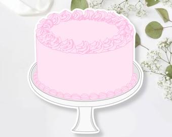 Può includere: Una torta rosa con glassa rosa su un alzatina bianca. La torta ha una forma rotonda con un bordo decorativo di glassa sopra e sotto. L'alzatina ha una base a piedistallo.