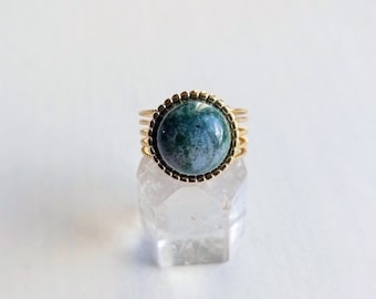 Bague, agate mousse, pierre naturelle, tendance, cabochon, demi rond, plaqué or, vert, éternelle