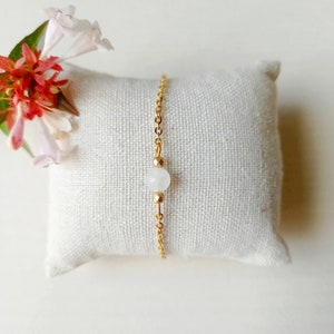 Bracelet fin, minimaliste, perles, pierre naturelle, jade, blanc, acier, or image 1