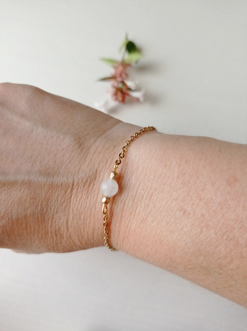 Bracelet fin, minimaliste, perles, pierre naturelle, jade, blanc, acier, or image 4