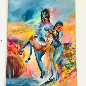 以下が含まれることがあります： 鮮やかな夢のようなシーンで3人の人物を描いた抽象的な油絵。人物は青とオレンジの色合いで描かれ、中央の人物が別の人物を抱えています。背景は色のブレンドが特徴で、動きと感情を表現しています。