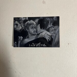 Puede incluir: Pintura en blanco y negro de un grupo de personas, con una mujer en el centro. La mujer mira al espectador y tiene una expresi&oacute;n decidida. El texto "I'm a girl I should do as I like." est&aacute; escrito debajo de la imagen.