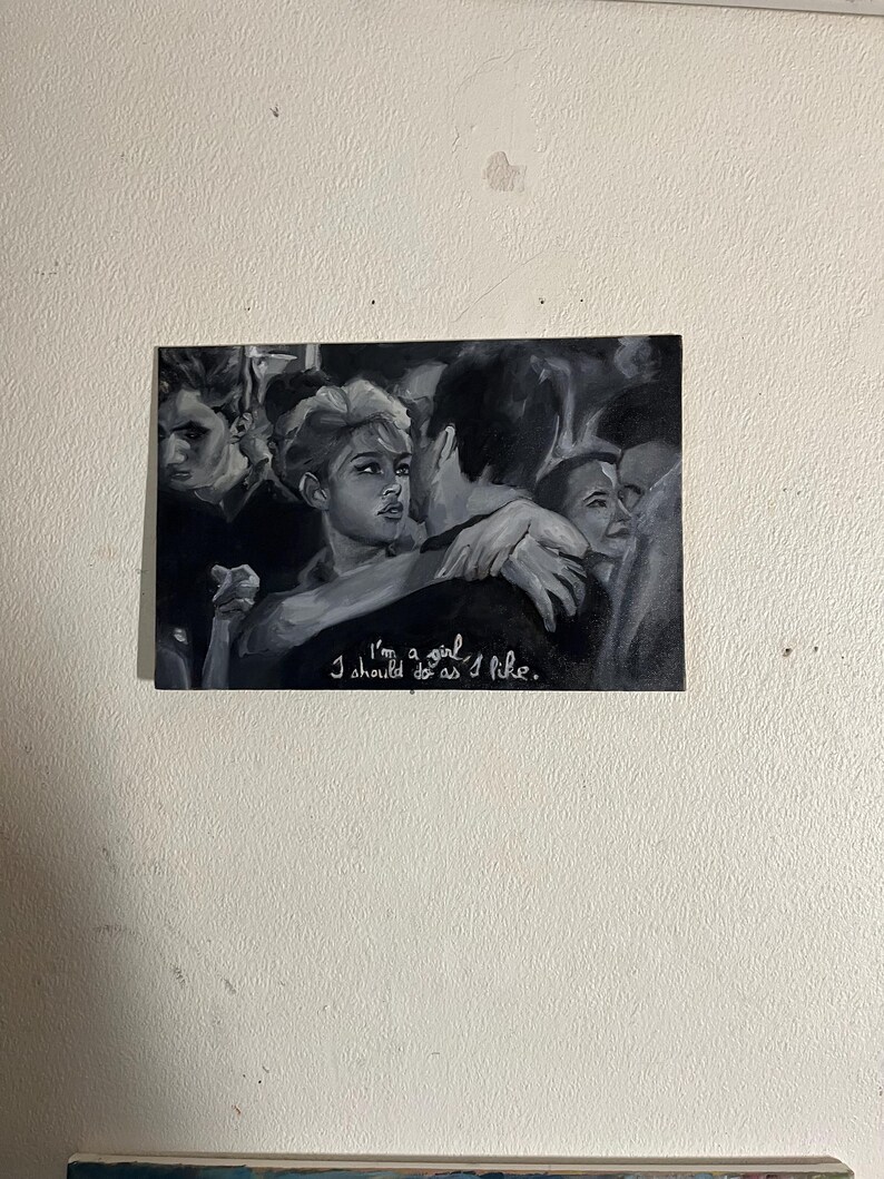 Puede incluir: Pintura en blanco y negro de un grupo de personas, con una mujer en el centro. La mujer mira al espectador y tiene una expresi&oacute;n decidida. El texto "I'm a girl I should do as I like." est&aacute; escrito debajo de la imagen.