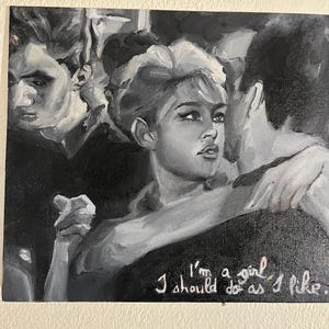 Puede incluir: Pintura en blanco y negro de tres personas. La mujer del centro mira al espectador. El texto en la parte inferior de la pintura dice "Soy una chica, deber&iacute;a hacer lo que me gusta."