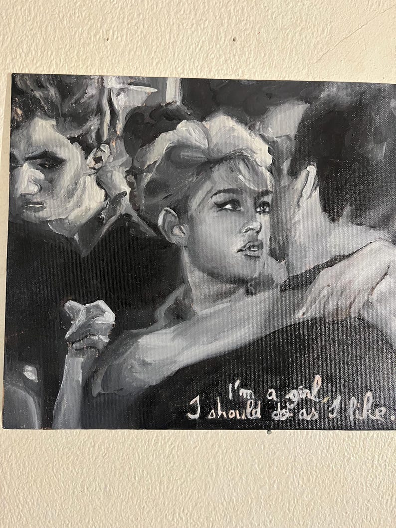 Puede incluir: Pintura en blanco y negro de tres personas. La mujer del centro mira al espectador. El texto en la parte inferior de la pintura dice "Soy una chica, deber&iacute;a hacer lo que me gusta."