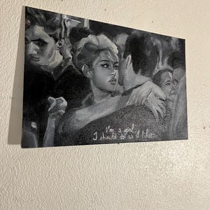 Puede incluir: Pintura en blanco y negro de un grupo de personas. La mujer del centro mira directamente al espectador. El texto "I'm a girl I should do as I like" est&aacute; escrito en pintura blanca en la parte inferior de la pintura.