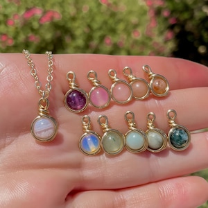 Minimal Crystal Wire Necklace, Gemstone Wire Necklace, Wire Wrapped Necklace Healing Stones- Carnelian, Amethyst, Rose Quartz, Aventurine