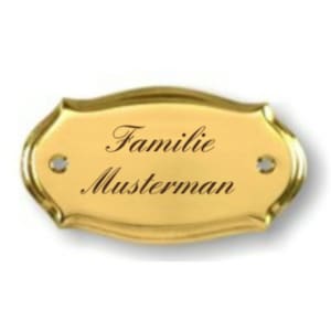 Könnte beinhalten: Ein ovales Namensschild in Goldfarbe mit dem in Schwarz gravierten Text "Familie Musterman".