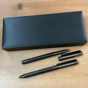 Graveer de carbon schrijfset “Vaale” met de door u gewenste tekst en geef deze met gravure cadeau