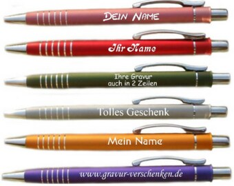 Op de afbeelding: Een verzameling van zes gepersonaliseerde pennen in verschillende kleuren, waaronder roze, rood, groen, zilver, oranje en paars. Elke pen heeft een andere witte inscriptie, zoals "DEIN NAME" en "Tolles Geschenk".