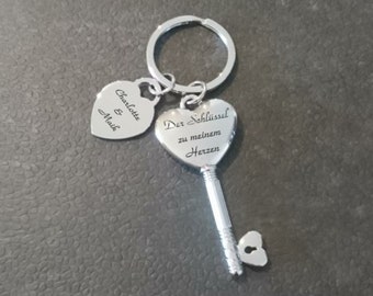 Schlüsselanhänger in Schlüssel Form mit einem Herz Anhänger mit Wunschgravur veredeln