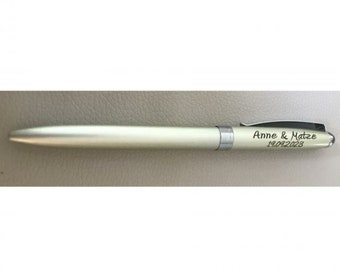 Op de afbeelding: Een zilveren pen met een zwarte clip. De pen heeft de inscriptie "Anne & Matze 19.09.2023". Een elegant schrijfinstrument.
