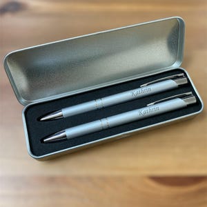 Set d&#39;écriture en argent - stylo à bille mécanique et porte-mine avec la gravure de votre choix dans un coffret cadeau