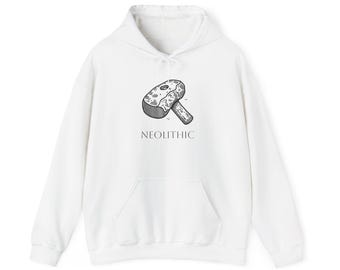 Peut inclure: Sweat-shirt à capuche blanc avec une illustration en noir et blanc d'un marteau de pierre et le mot "NEOLITHIC" imprimé sur le devant.