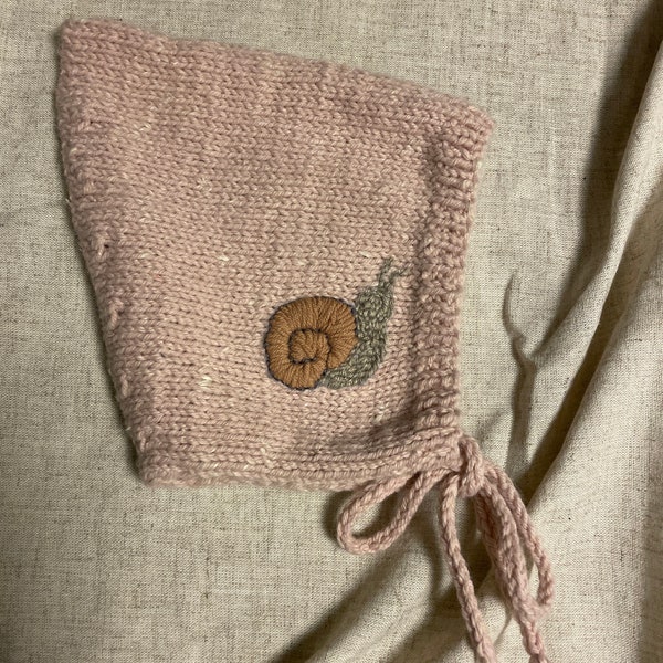 Broderad mössa för småbarn med pixiemotiv