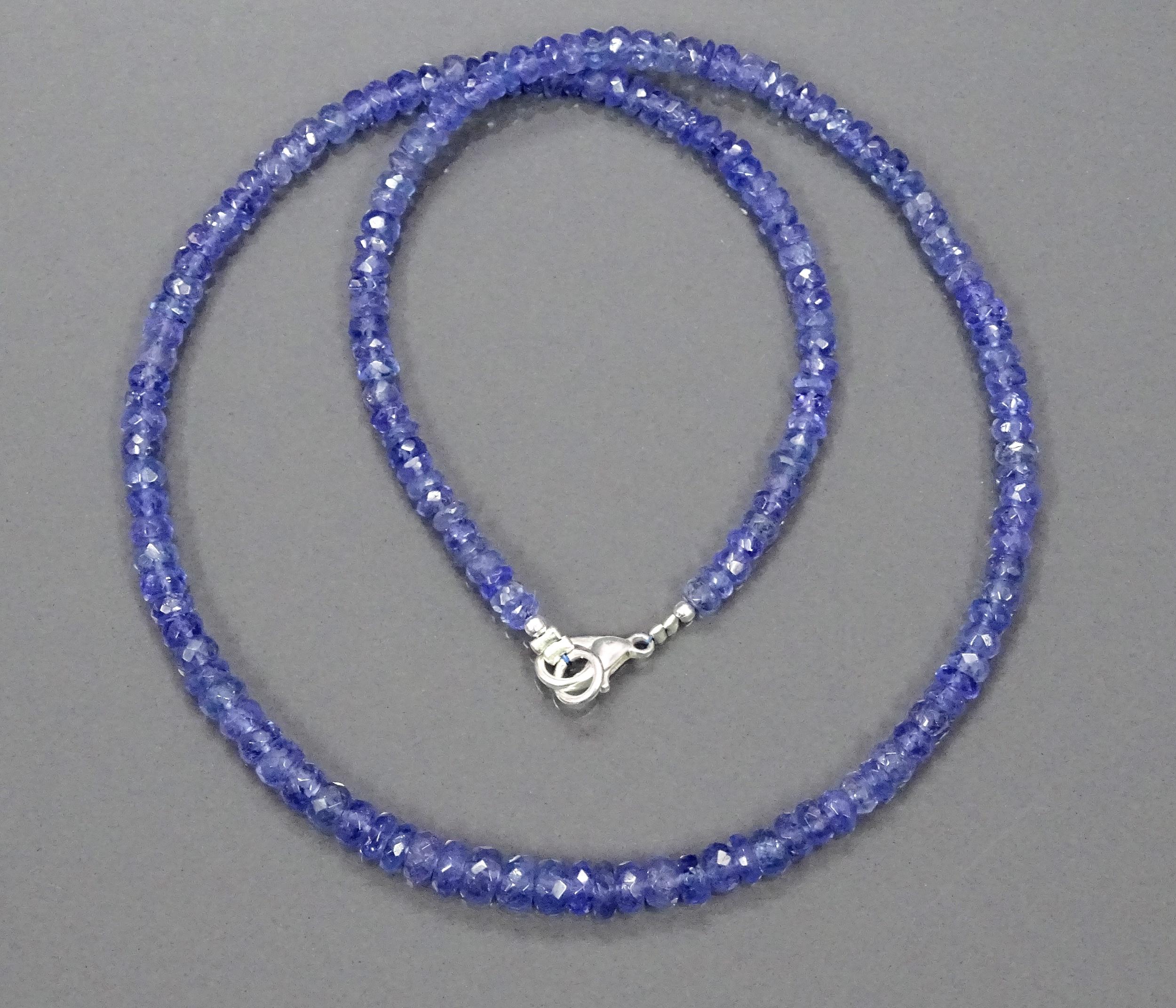 Pendentif croix en argent en tansanite de Tanzanie
