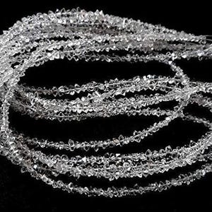 Pode incluir: Um fio de contas de cristal transparente e facetadas. As contas são pequenas e têm uma forma de diamante. O fio é longo e é perfeito para fazer joias.