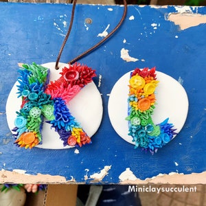 Nombre personalizado de la letra de coral arco iris, árbol de Navidad de adorno inicial, letra personalizada para él, regalo de arco iris de cumpleaños, etiqueta del alfabeto para mamá