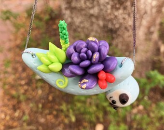 ミニチュアブルーナマケモノの花、車のバックミラー、女性への