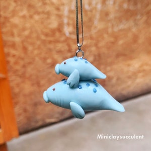 Miniatur Mama & Baby Manatee, handgemachte Manatee Kunst, Ozean Autozubehör, Clay Mama Tier, Seekuh Geschenk, hängende Manatee, Manatee Ornament