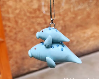 Miniatyrmamma och -unge manat, handgjord manatkonst, tillbehör till havsbilar, lermammadjur, sjökopresent, hängande manat, manateprydnad