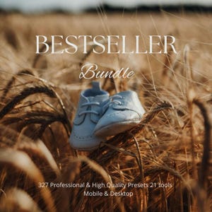 以下が含まれることがあります： 小麦畑の中に置かれた薄い水色のベビーシューズのペア。シューズの上に「BESTSELLER Bundle」というテキストがあります。シューズの下に「327 Professional & High Quality Presets 21 tools Mobile & Desktop」というテキストがあります。