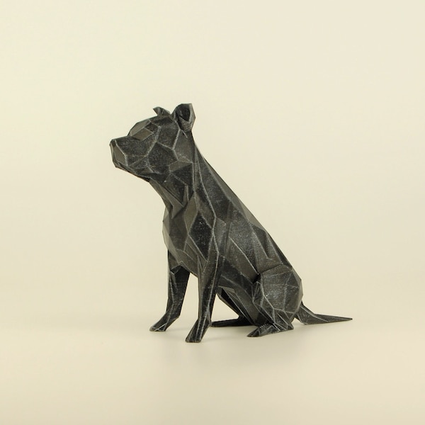 Figurine Low Poly Staffordshire Bull Terrier, Sculpture American Staffordshire Terrier peinte à la main, cadeau unique pour les amoureux des chiens