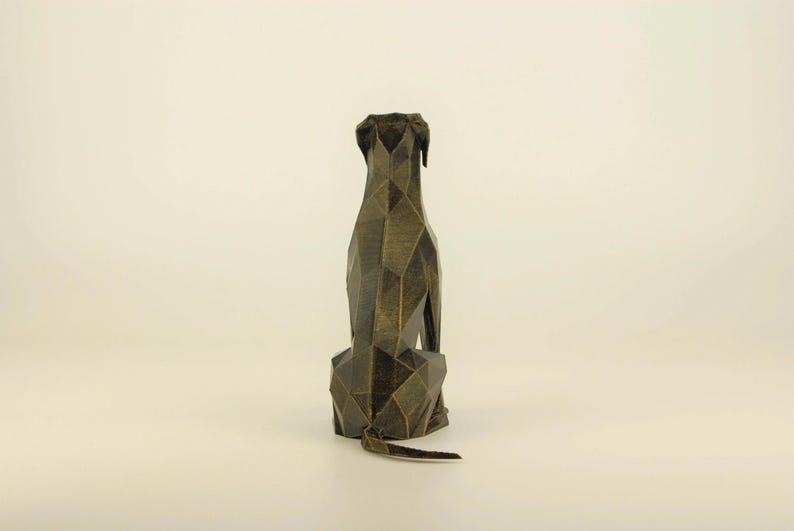 Low Poly Deutsche Dogge Figur, Handbemalte Hundeskulptur, Einzigartiges Geschenk für Hundeliebhaber und Haustierbesitzer, Deko für Zuhause von Polyrized3D