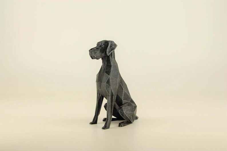 Low Poly Deutsche Dogge Figur, Handbemalte Hundeskulptur, Einzigartiges Geschenk für Hundeliebhaber und Haustierbesitzer, Deko für Zuhause von Polyrized3D