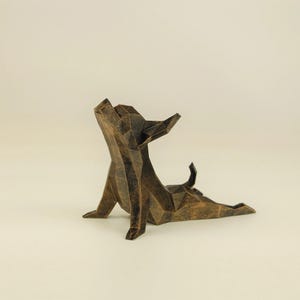 Süße Chihuahua Yoga Figur, Low Poly Hunde Skulptur, Einmaliges Geschenk für Hundeliebhaber und Haustierbesitzer, Deko für Wohnzimmer von Polyrized3D