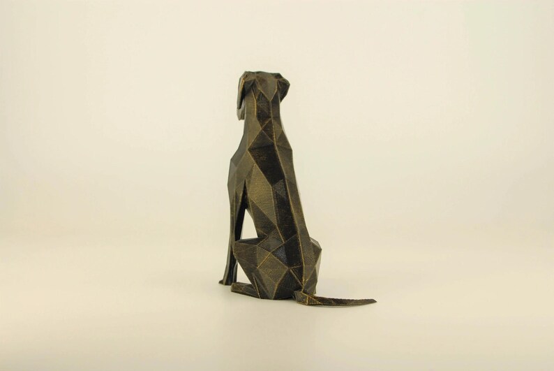 Low Poly Deutsche Dogge Figur, Handbemalte Hundeskulptur, Einzigartiges Geschenk für Hundeliebhaber und Haustierbesitzer, Deko für Zuhause von Polyrized3D