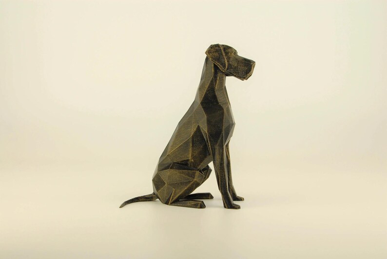 Low Poly Deutsche Dogge Figur, Handbemalte Hundeskulptur, Einzigartiges Geschenk für Hundeliebhaber und Haustierbesitzer, Deko für Zuhause von Polyrized3D