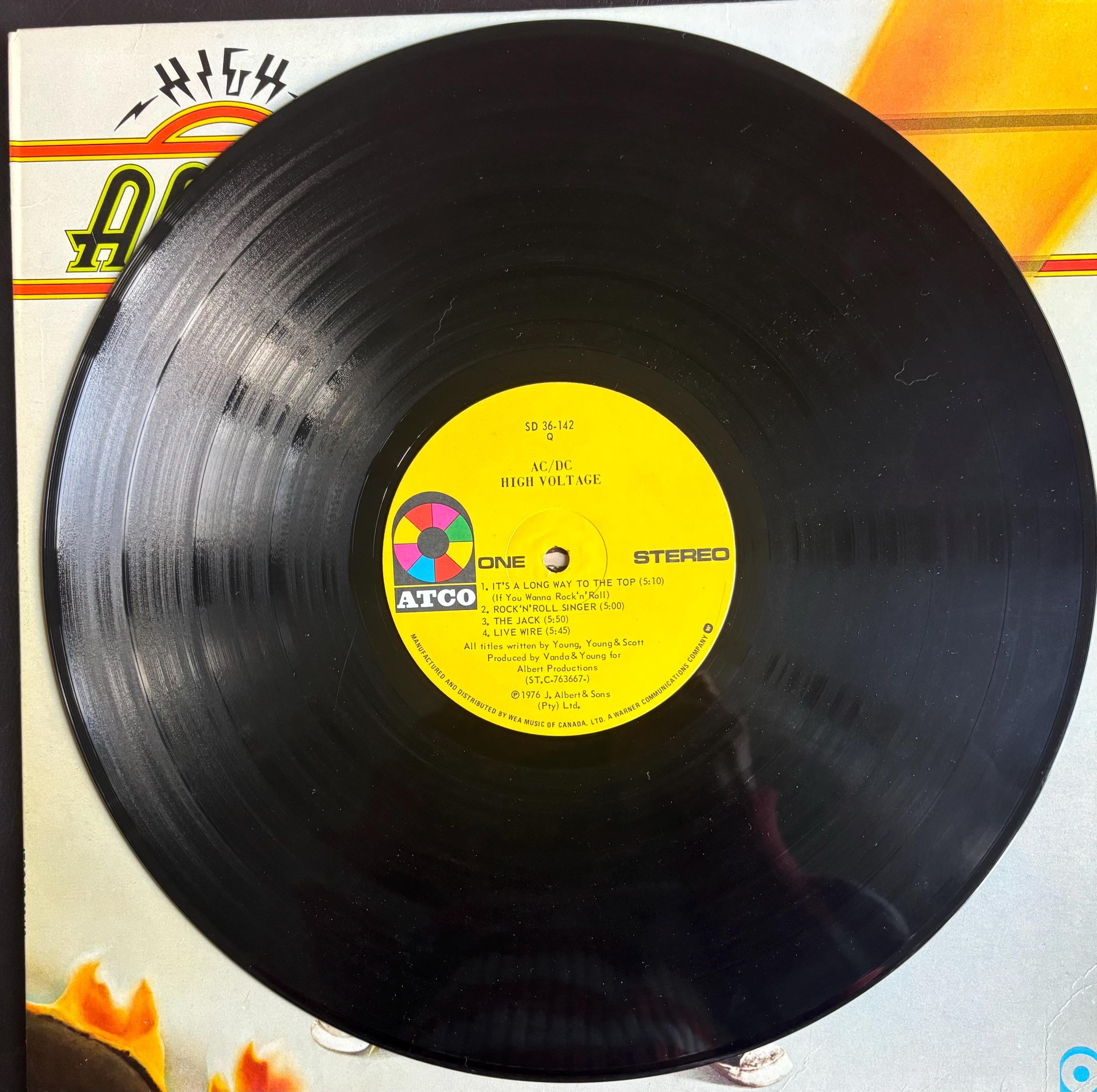 LP　AC/DC　ハイ • ヴォルテージ　レコード Yahoo!オークション - 美盤 AC/DC 国内盤 帯付 LP レコード ハイ