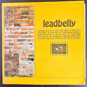 Könnte beinhalten: Ein quadratisches Vinyl-Schallplattencover mit gelbem Hintergrund und einer Ziegelmauer-Grafik auf der linken Seite. Der Text lautet leadbelly und listet Songtitel wie Black Betty und John Hardy auf. Ein Archive of Folk Music Logo zeigt eine Gitarre.