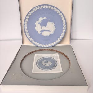 Vintage Wedgwood Christmas Plate 1969 – Jasperware Blue & White Windsor Castle – First Edition Holiday Collector Plate, Made in England