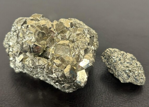 黄鉄鉱水晶クラスター：オンタリオ州北部の愚者の金、幸運と豊かさ