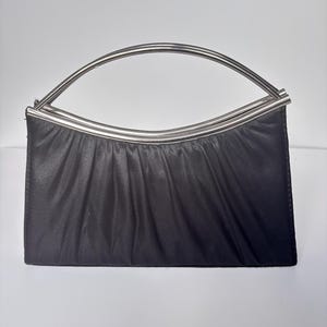 Schwarze Clutch mit silberfarbenem Griff