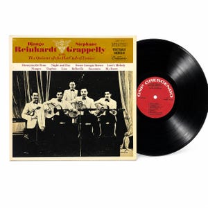 以下が含まれることがあります： Django ReinhardtとStephane Grappelly with The Quintet of the Hot Club of Franceのレコードと正方形の紙製ジャケット。ジャケットにはスーツを着て楽器を持った5人のミュージシャンが写っており、Honeysuckle Roseなどの曲名が記載されています。
